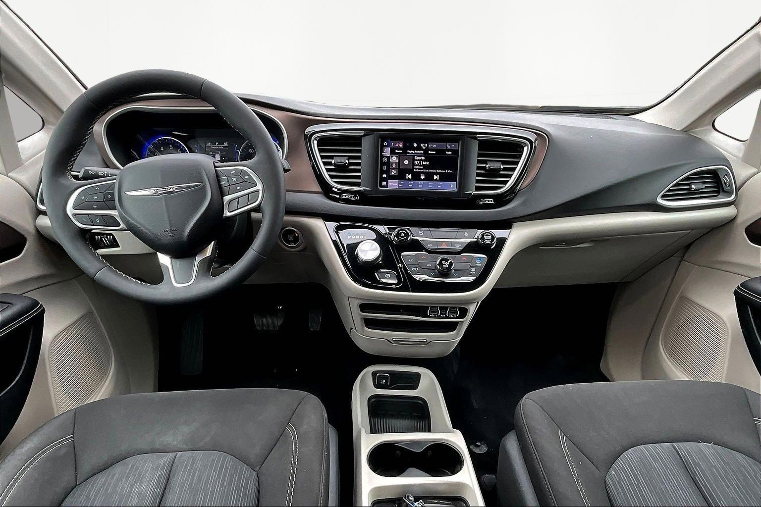 Used 2024 Chrysler Voyager LX image 7