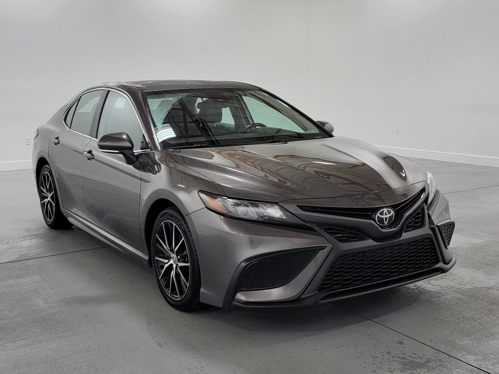 Used 2022 Toyota Camry SE FWD image 2