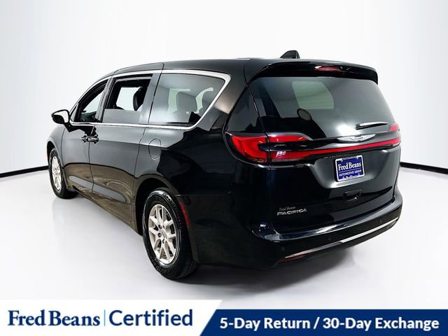 Used 2025 Chrysler Pacifica Select image 9