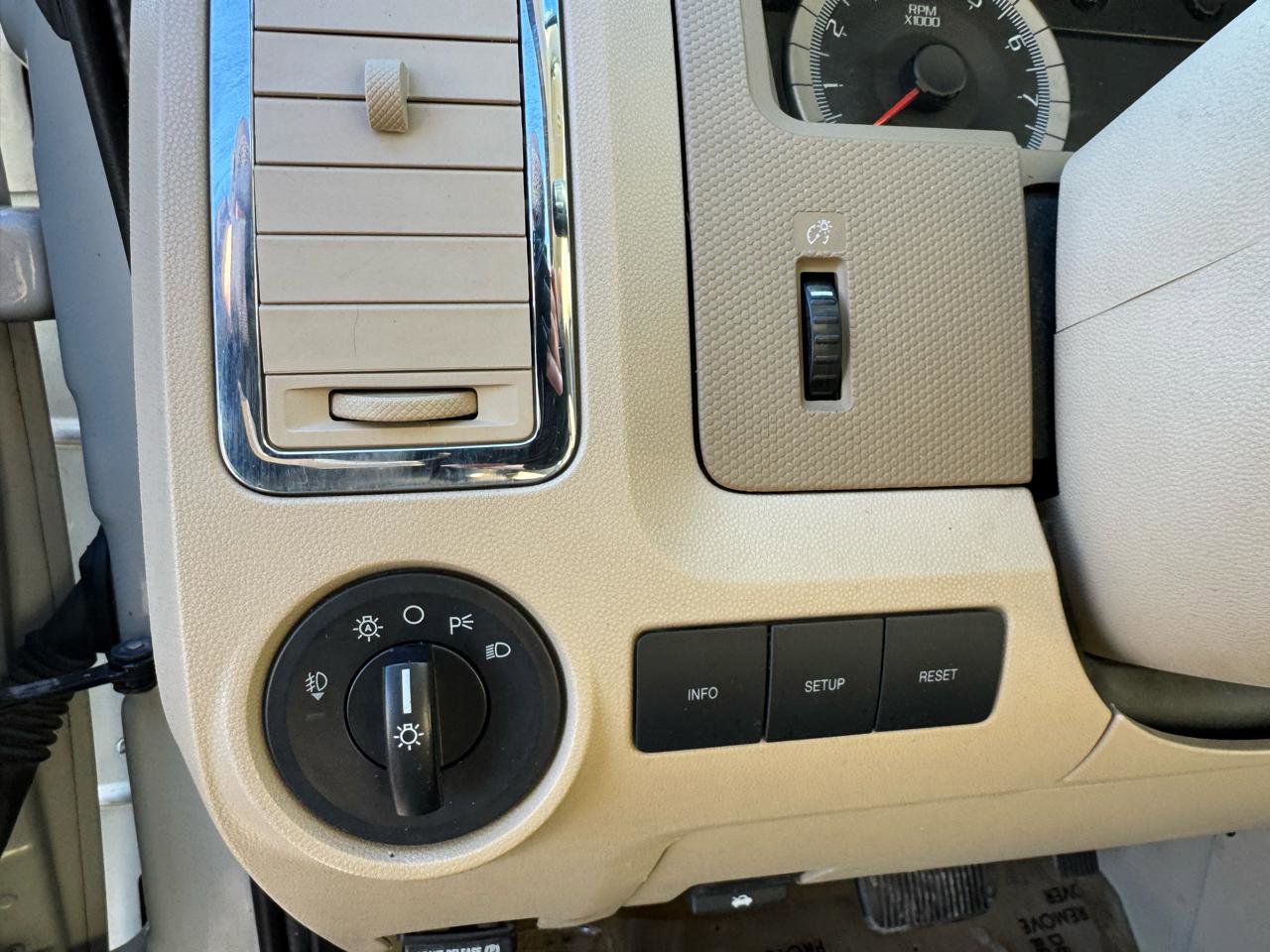 Used 2009 Ford Escape Limited AWD/4WD image 32