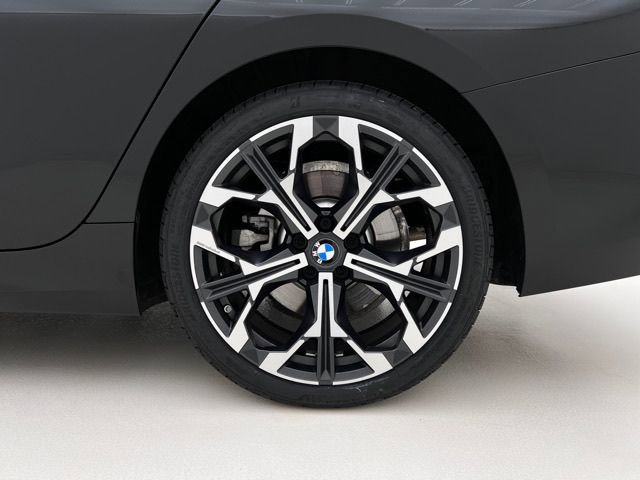 Certified 2026 BMW 330i xDrive Sedan w/ Premium Package AWD/4WD image 31