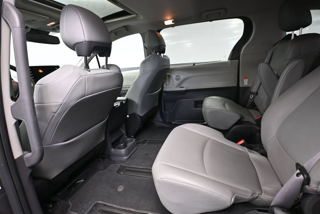 Used 2022 Toyota Sienna XLE AWD/4WD image 36