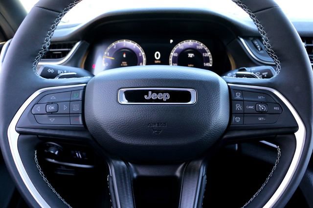 New 2025 Jeep Grand Cherokee Laredo w/ Luxury Tech Group I RWD image 11