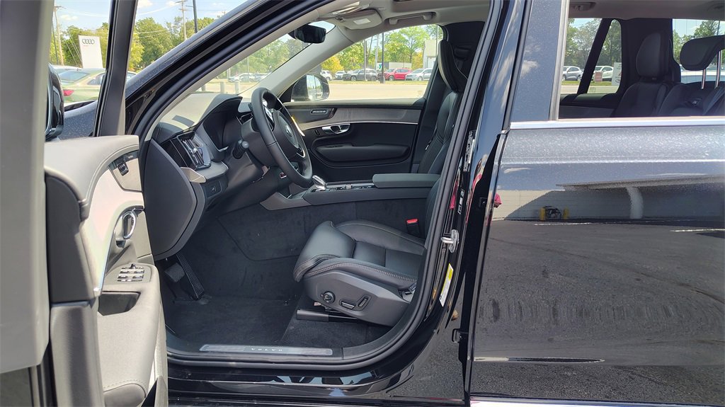 New 2026 Volvo XC90 B6 Ultra w/ Protection Package image 7