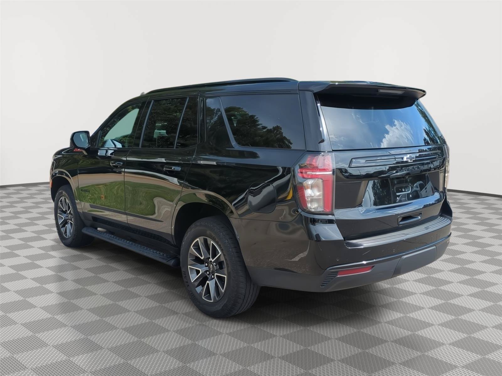 Used 2024 Chevrolet Tahoe Z71 w/ Luxury Package AWD/4WD image 3