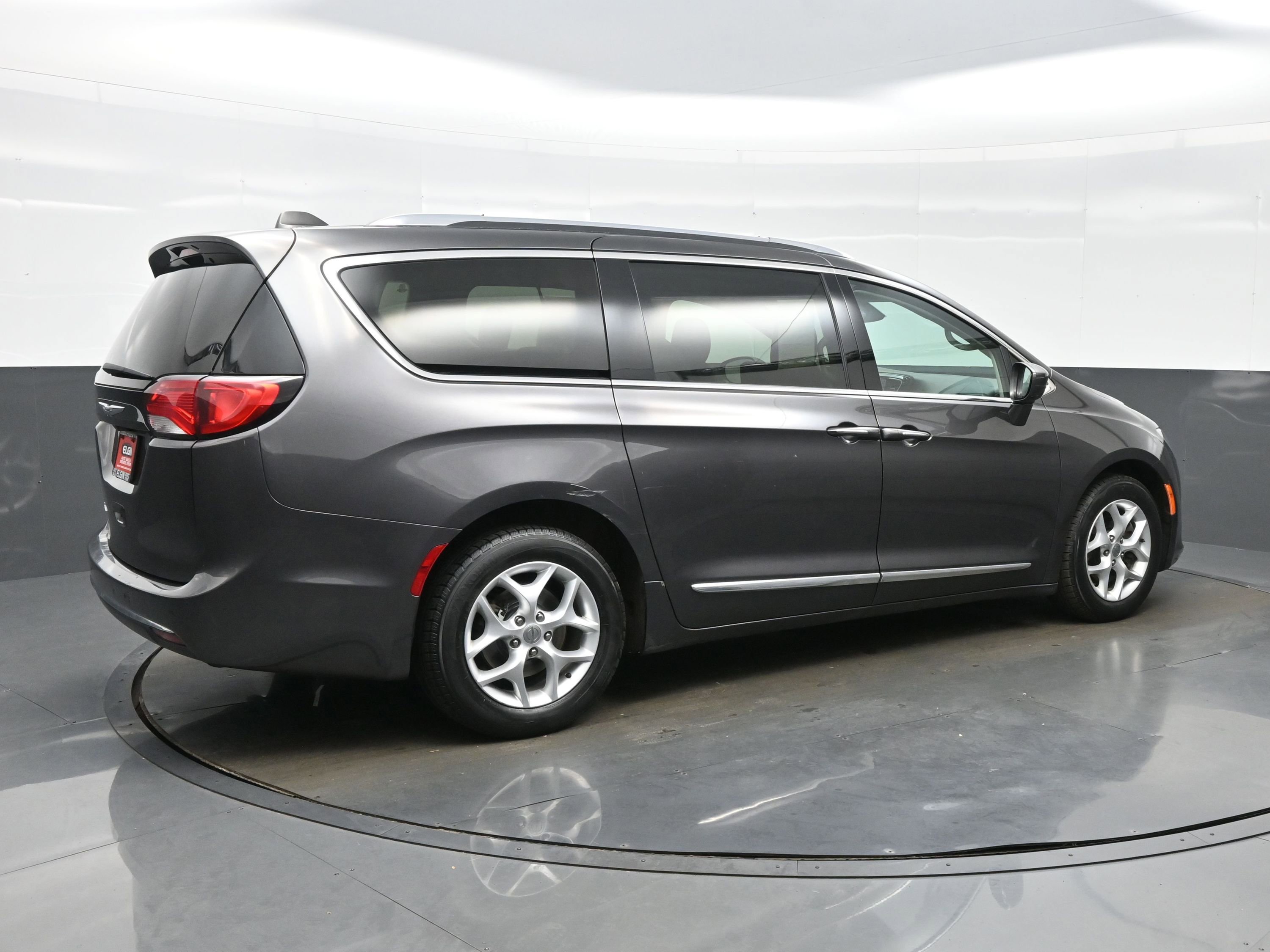 Used 2017 Chrysler Pacifica Touring-L Plus w/ Tire & Wheel Group image 6