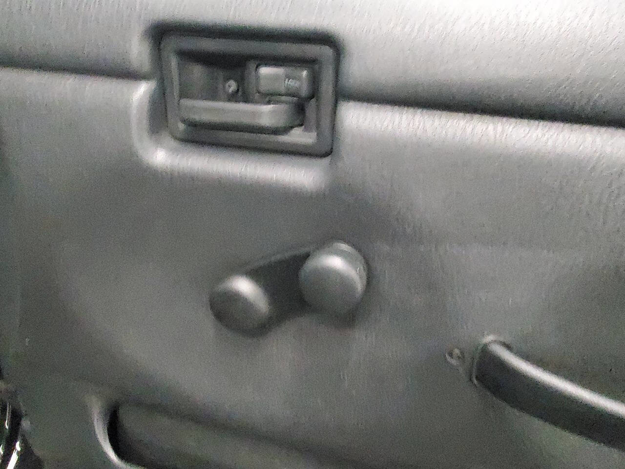 Used 2004 Jeep Wrangler SE image 13