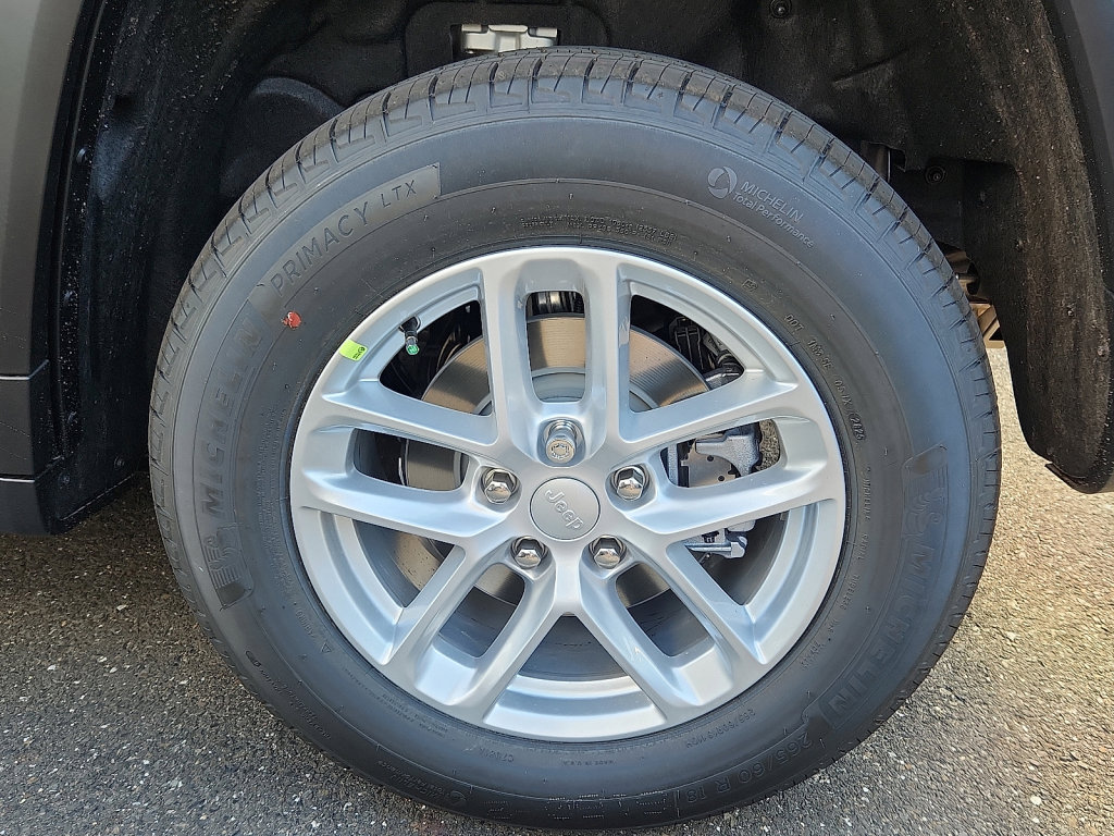 New 2025 Jeep Grand Cherokee Laredo X w/ Luxury Tech Group I image 4