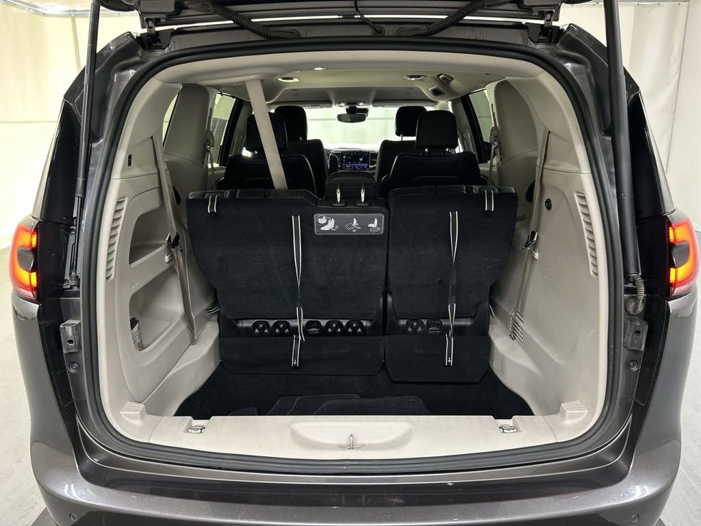 Used 2021 Chrysler Pacifica Touring-L image 22