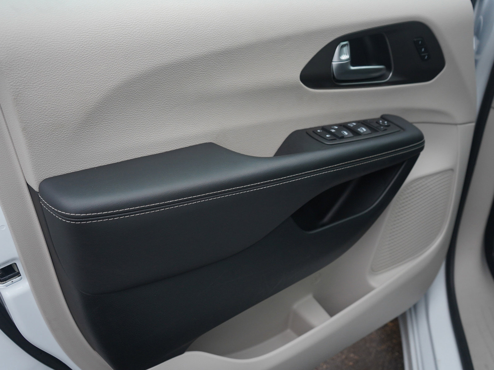 Used 2024 Chrysler Pacifica Touring-L image 24