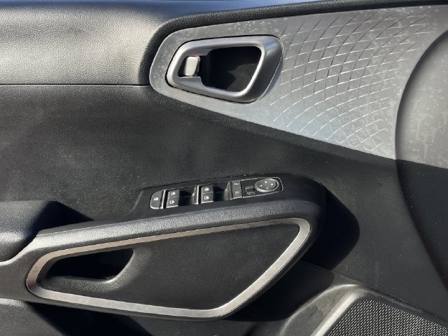 Used 2025 Kia Soul LX w/ LX Technology Package FWD image 21