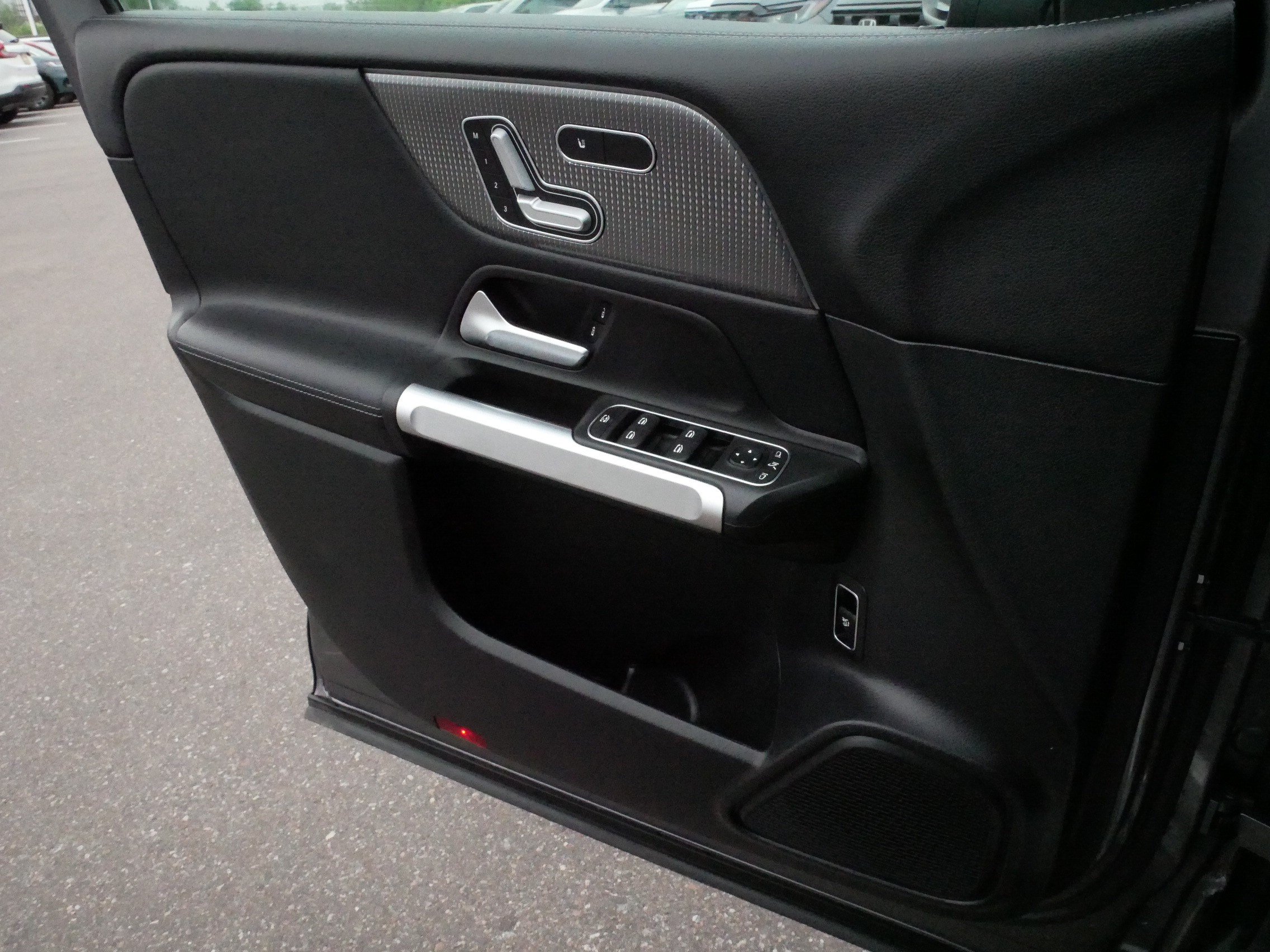 Used 2021 Mercedes-Benz GLB 250 4MATIC image 27