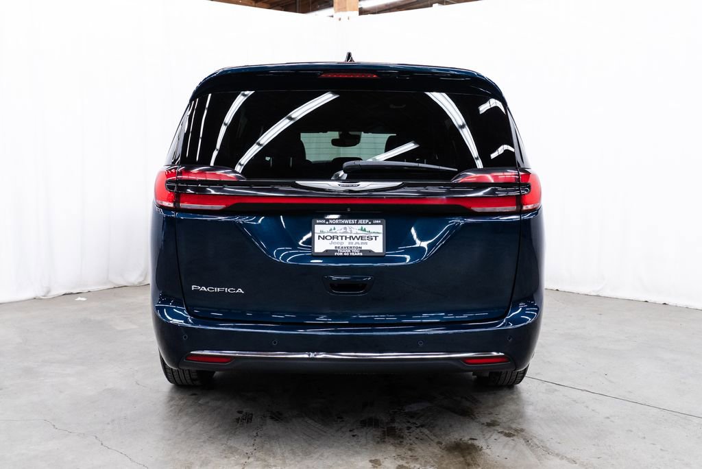 Used 2025 Chrysler Pacifica Select image 5