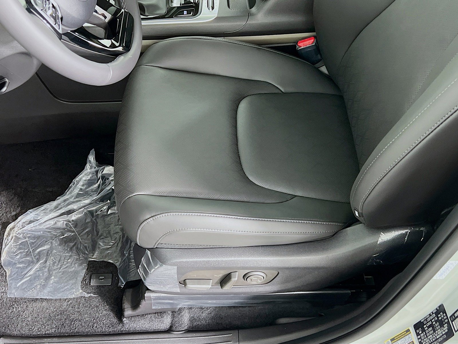 New 2025 Kia Carnival SX FWD image 4