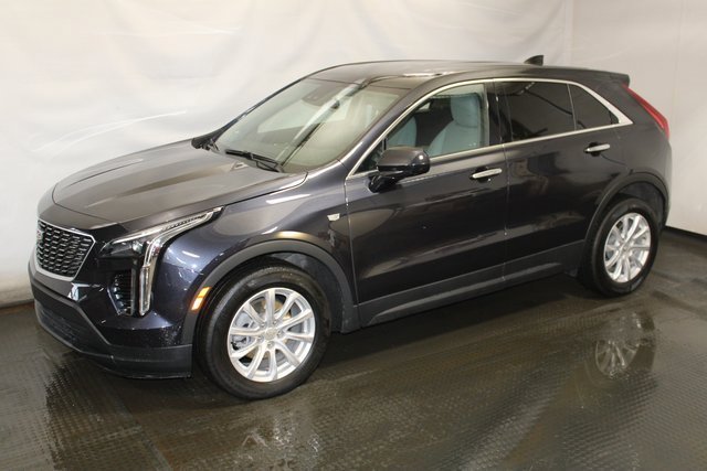 Certified 2022 Cadillac XT4 Luxury w/ Cold Weather Package image 2
