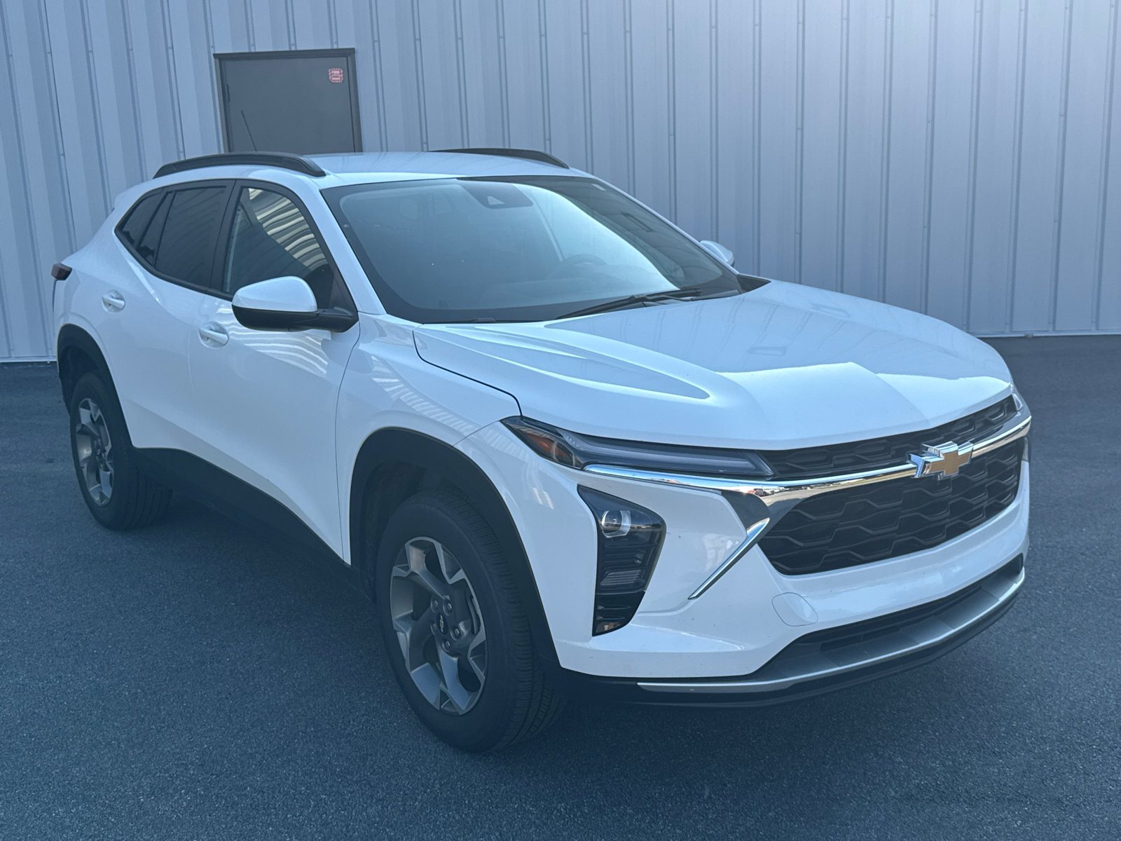 Used 2025 Chevrolet Trax LT FWD image 3