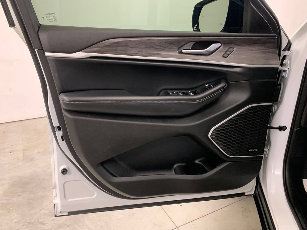 Used 2022 Jeep Grand Cherokee Limited AWD/4WD image 18
