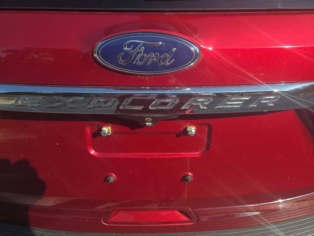 Used 2018 Ford Explorer XLT w/ Equipment Group 202A FWD image 16