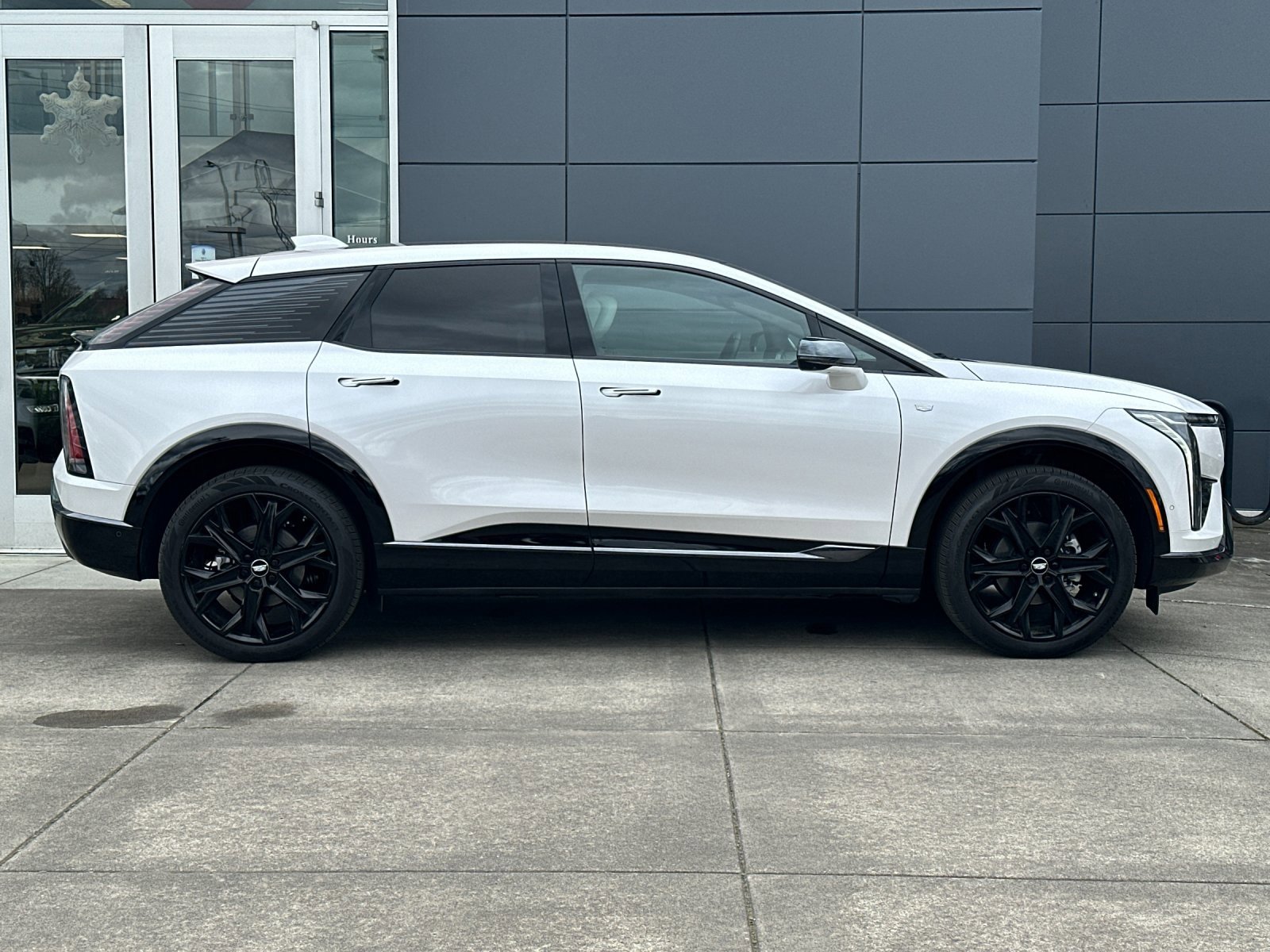 Used 2025 Cadillac Optiq Sport 1 w/ LPO, ONYX Package image 2