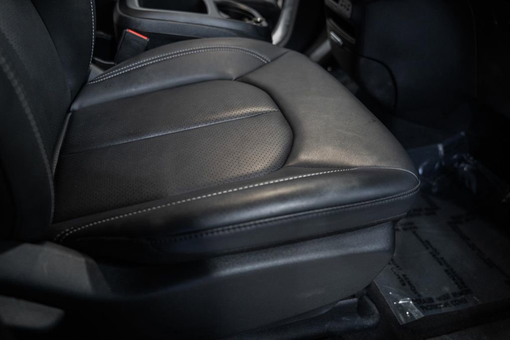 Used 2025 Chrysler Pacifica Select image 36