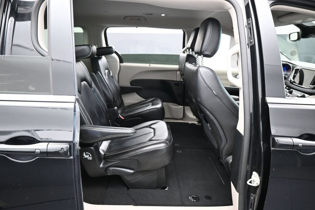 Used 2023 Chrysler Pacifica Touring-L FWD image 37