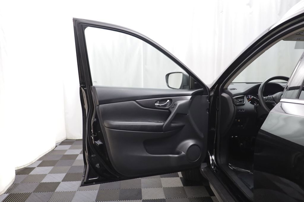 Used 2017 Nissan Rogue SV image 4