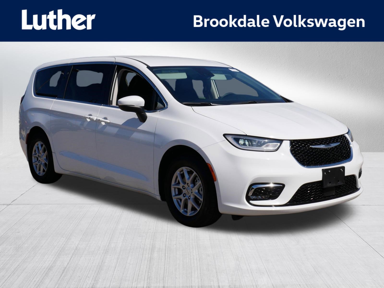 Used 2023 Chrysler Pacifica Touring-L FWD image 1
