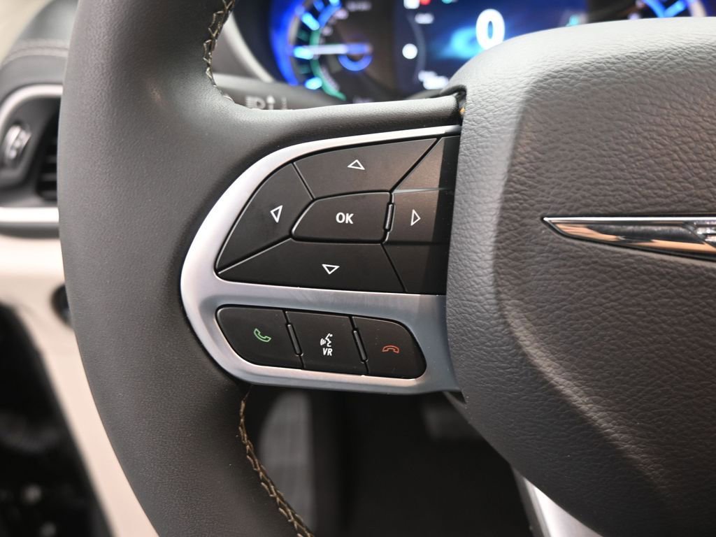 Used 2023 Chrysler Pacifica Touring-L image 23