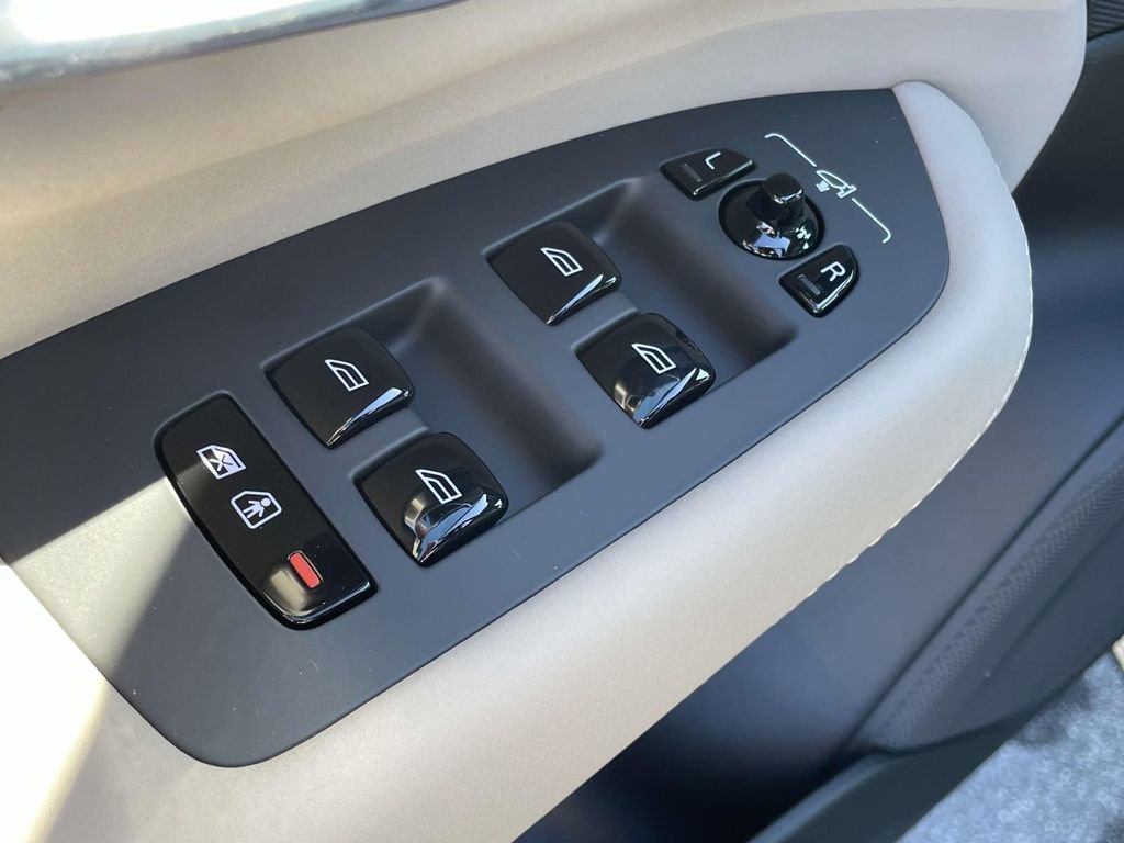 New 2026 Volvo XC90 B6 Core image 7