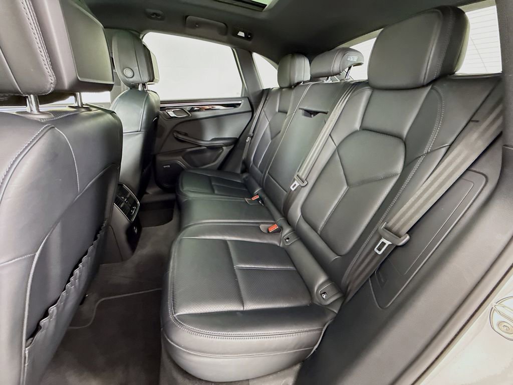 Certified 2024 Porsche Macan AWD/4WD image 24