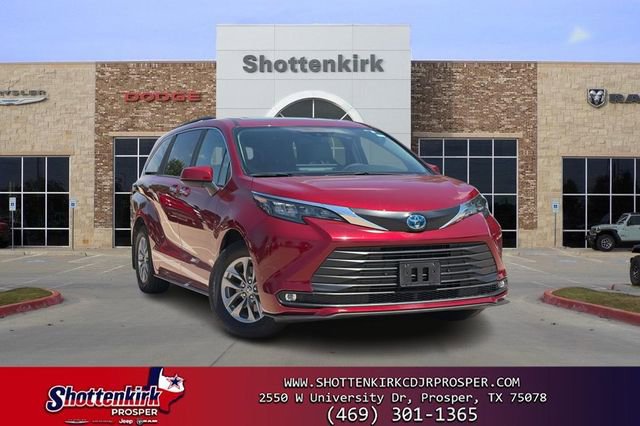Used 2025 Toyota Sienna XLE FWD image 1