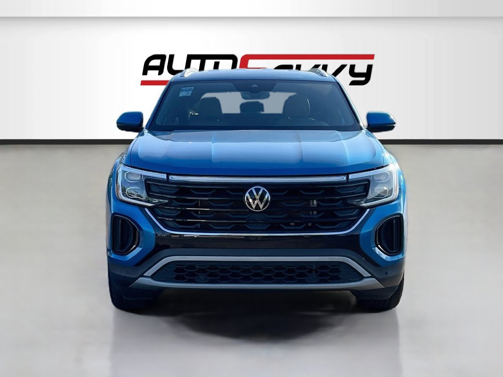 Used 2024 Volkswagen Atlas Cross Sport SE FWD image 2