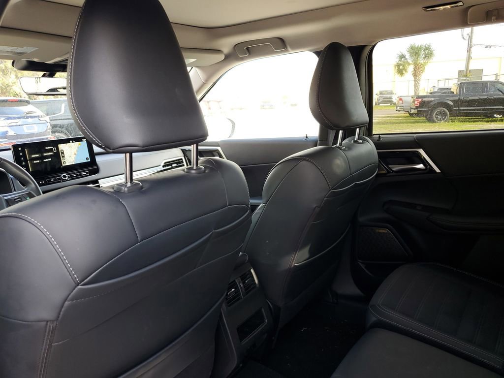 Used 2025 Mitsubishi Outlander SE image 12