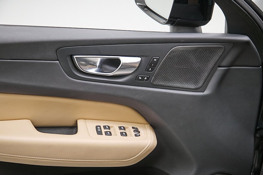 Certified 2023 Volvo XC60 B5 Ultimate w/ Protection Package Premier image 11