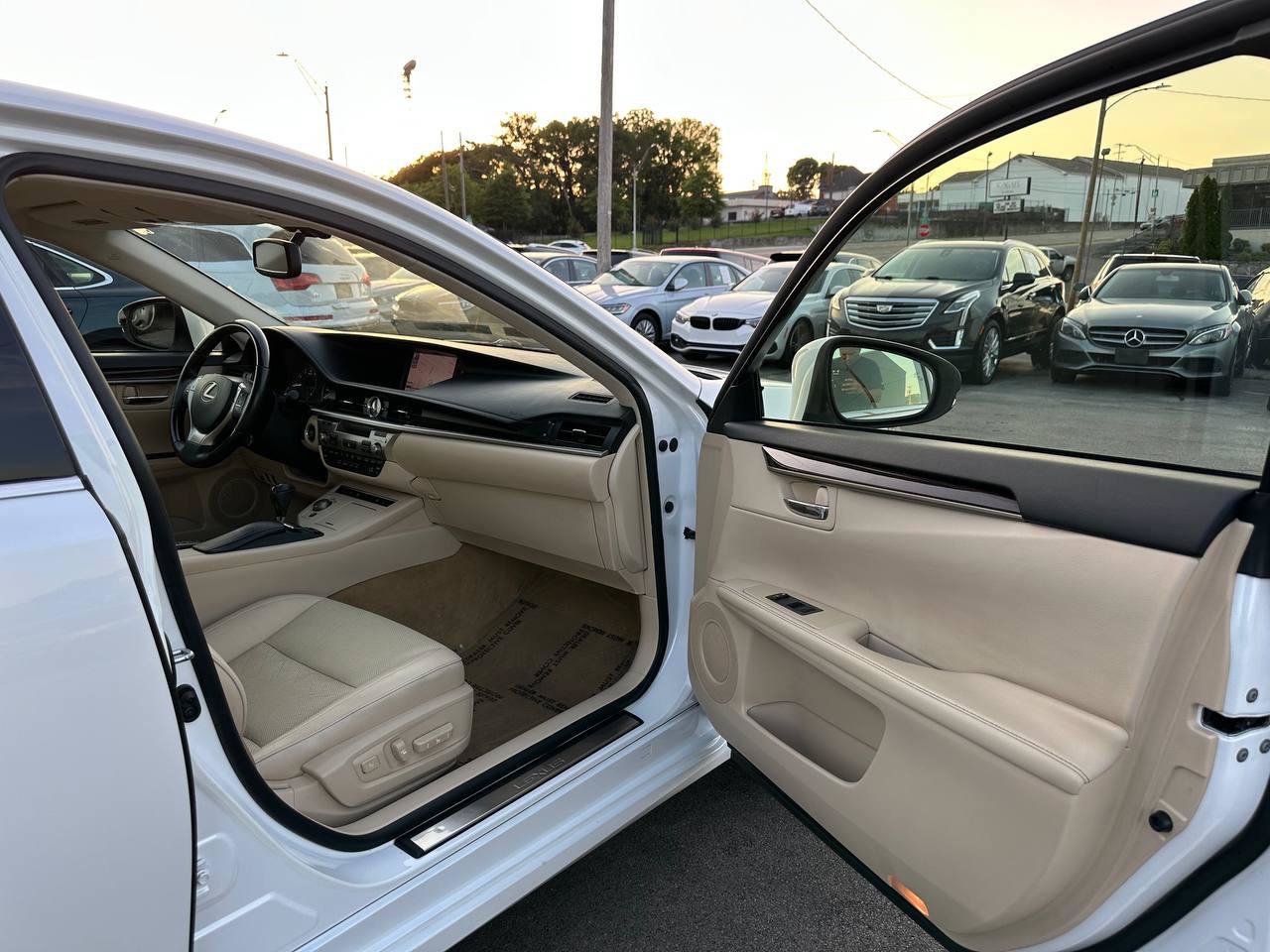 Used 2013 Lexus ES 350 w/ Luxury Pkg FWD image 25