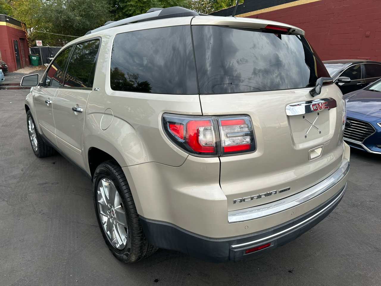 Used 2017 GMC Acadia Limited SLT image 4