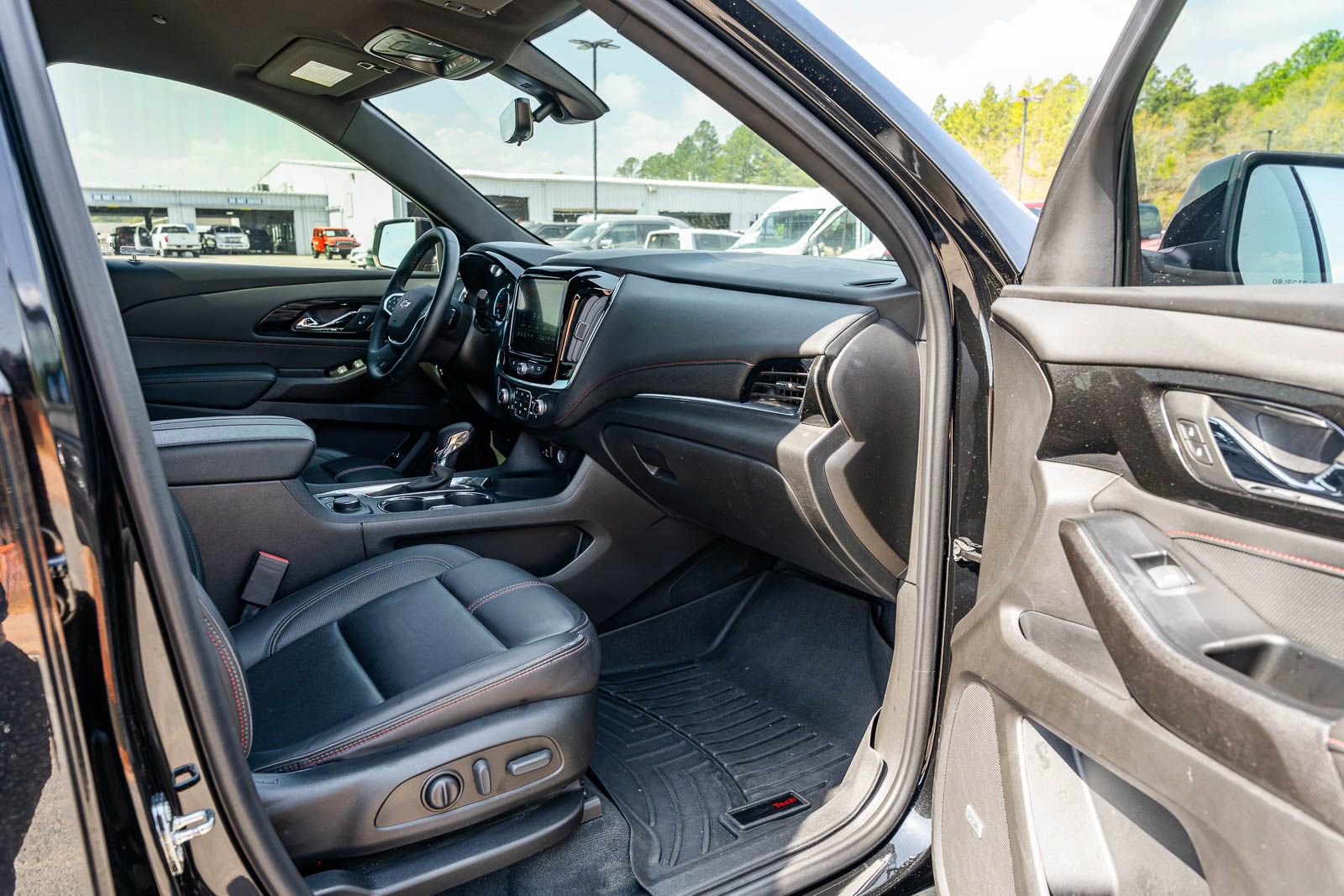 Used 2023 Chevrolet Traverse RS image 11