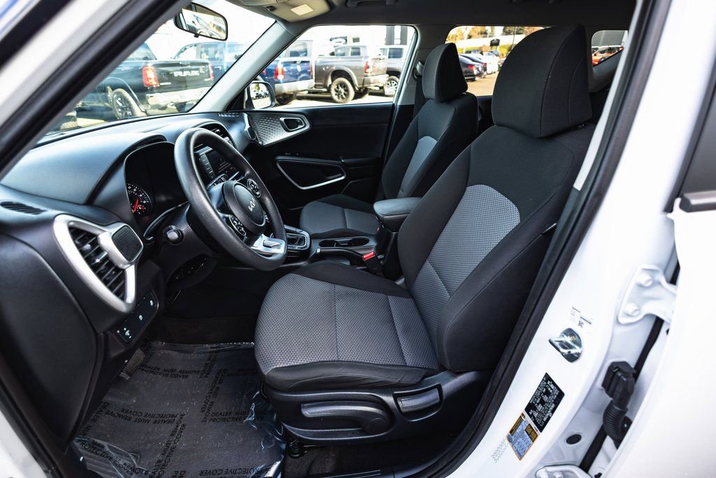 Used 2022 Kia Soul LX image 18