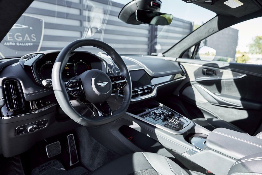 Used 2025 Aston Martin DBX 707 image 2