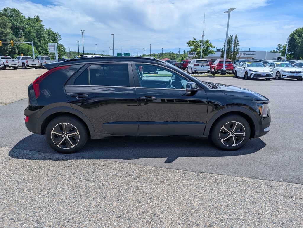 Used 2025 Kia Niro EX w/ EX Cold Weather Package FWD image 7