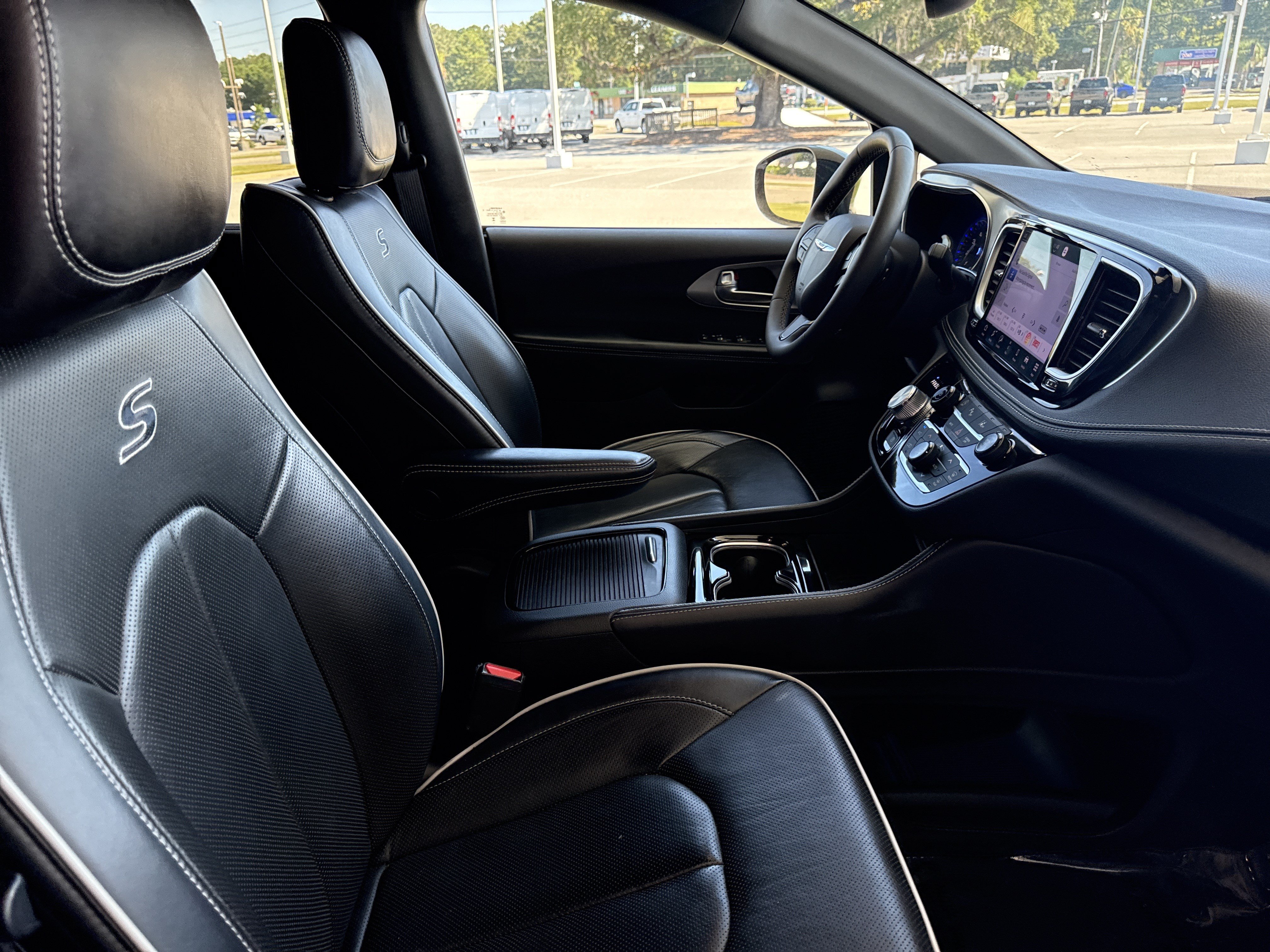 Used 2025 Chrysler Pacifica Limited FWD image 33