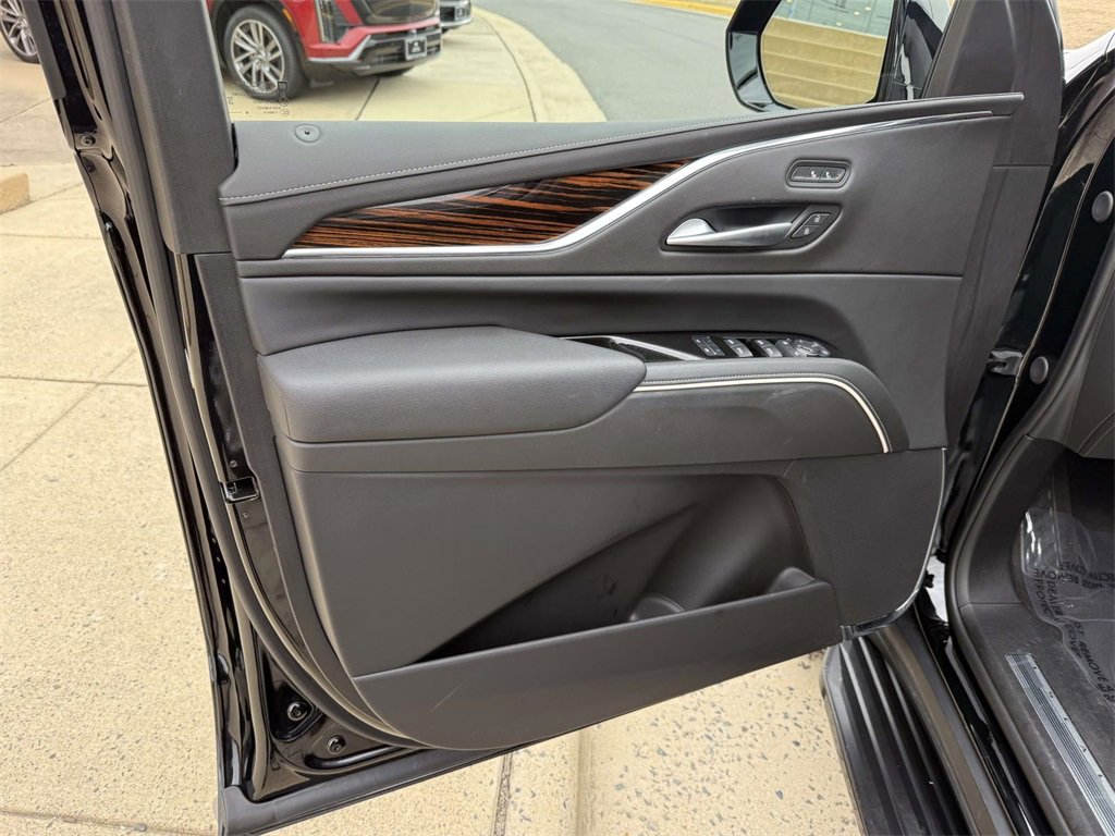 Used 2024 Cadillac Escalade Luxury image 14