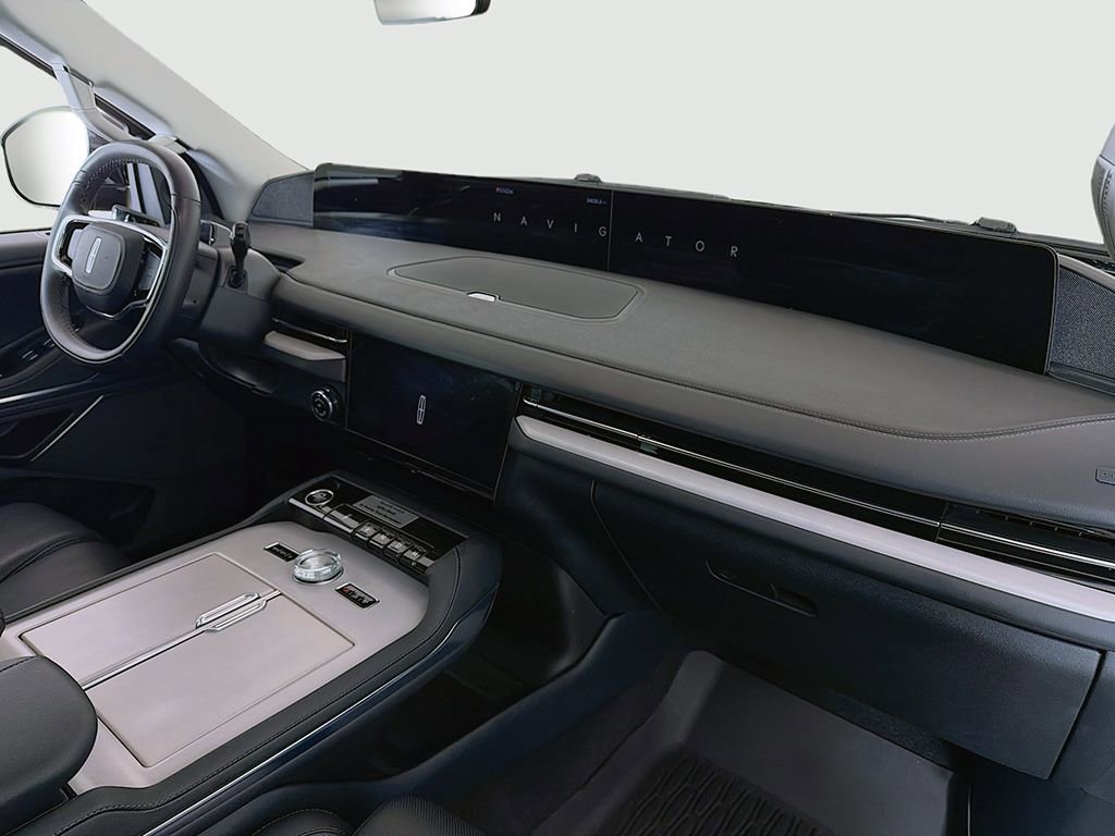 Used 2025 Lincoln Navigator Reserve image 23