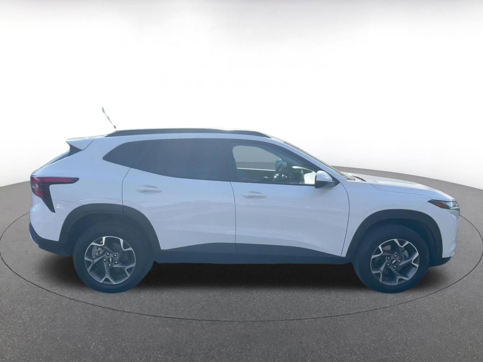 Used 2025 Chevrolet Trax LT FWD image 16