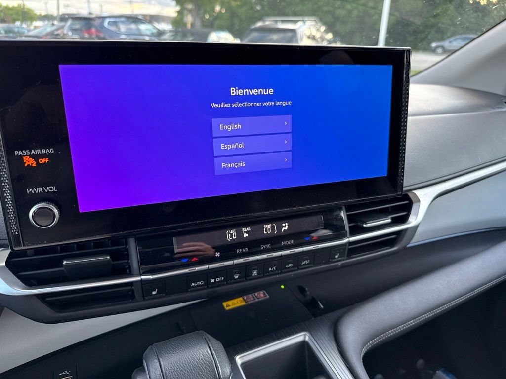 Used 2025 Toyota Sienna XLE FWD image 21