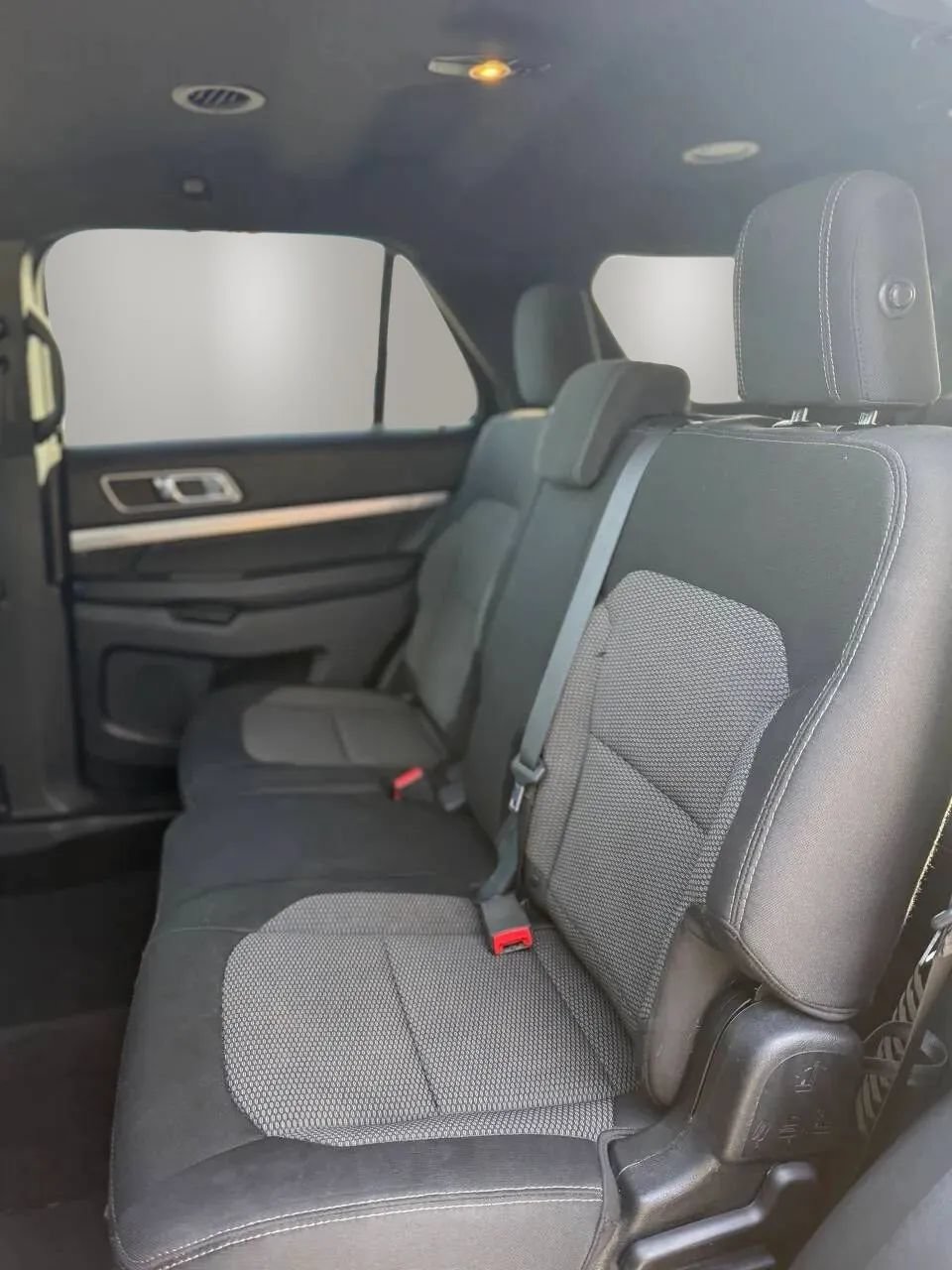 Used 2018 Ford Explorer XLT AWD/4WD image 4