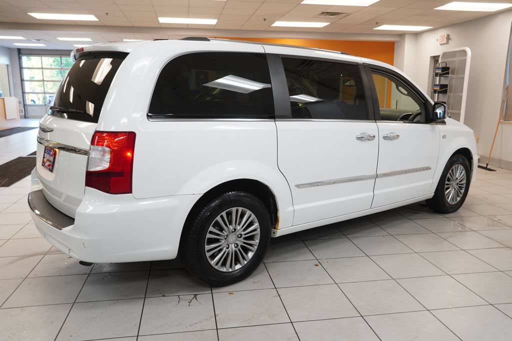 Used 2014 Chrysler Town & Country Touring-L FWD image 13