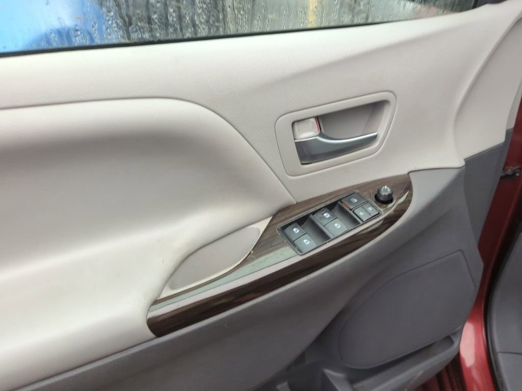 Used 2020 Toyota Sienna XLE image 8