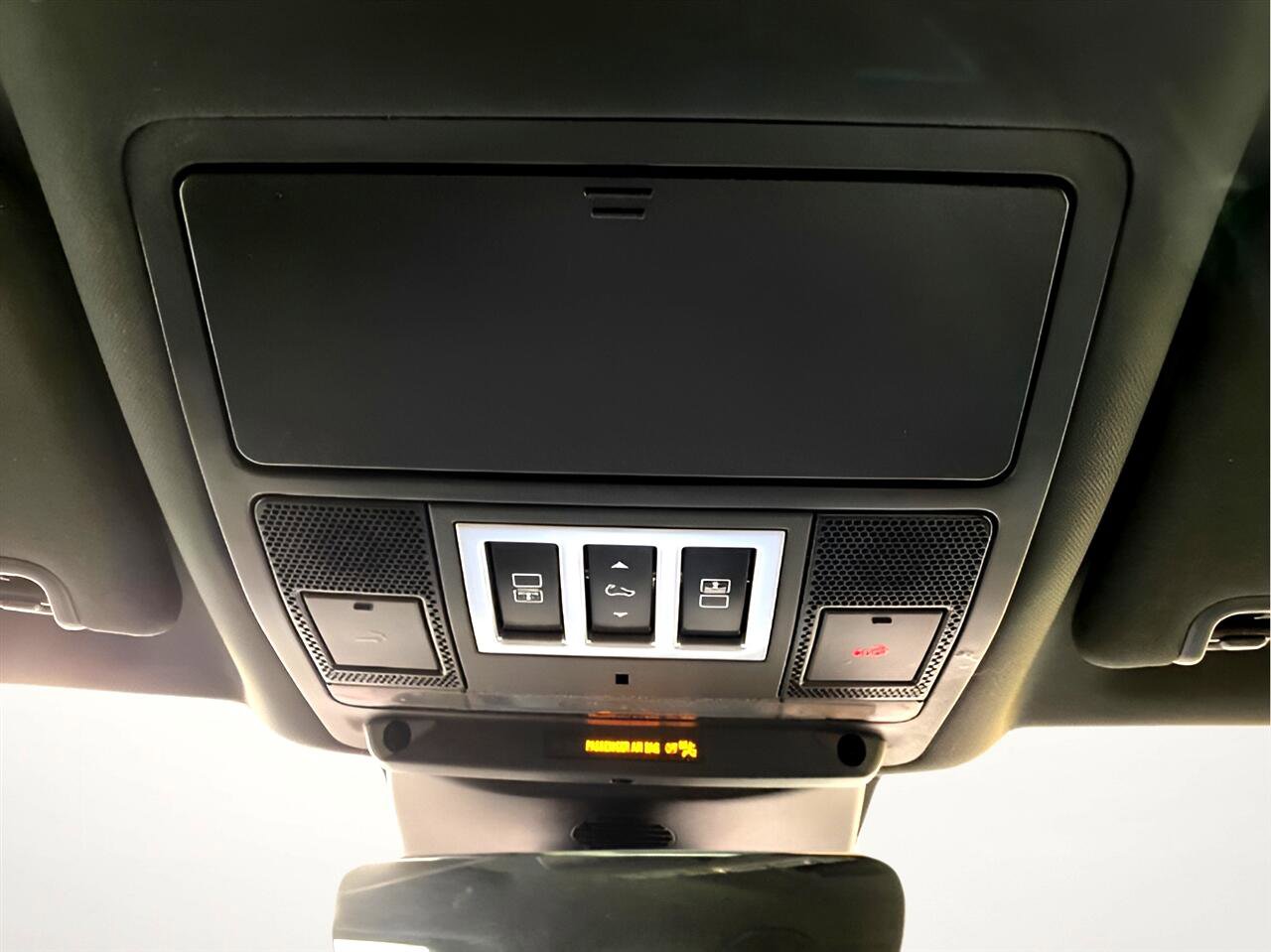 Used 2017 Land Rover Discovery SE image 15