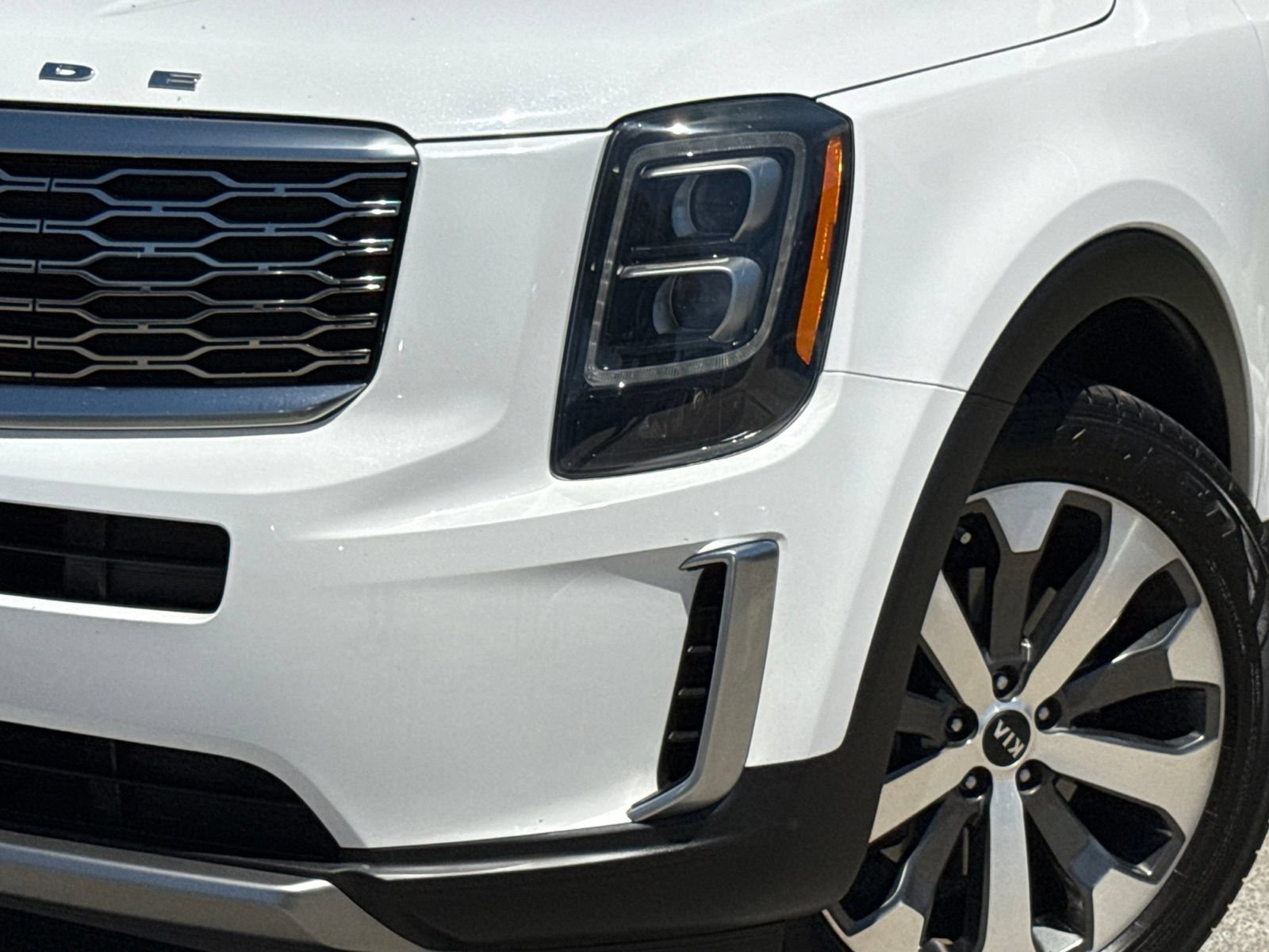 Used 2021 Kia Telluride EX w/ EX Premium Package FWD image 3
